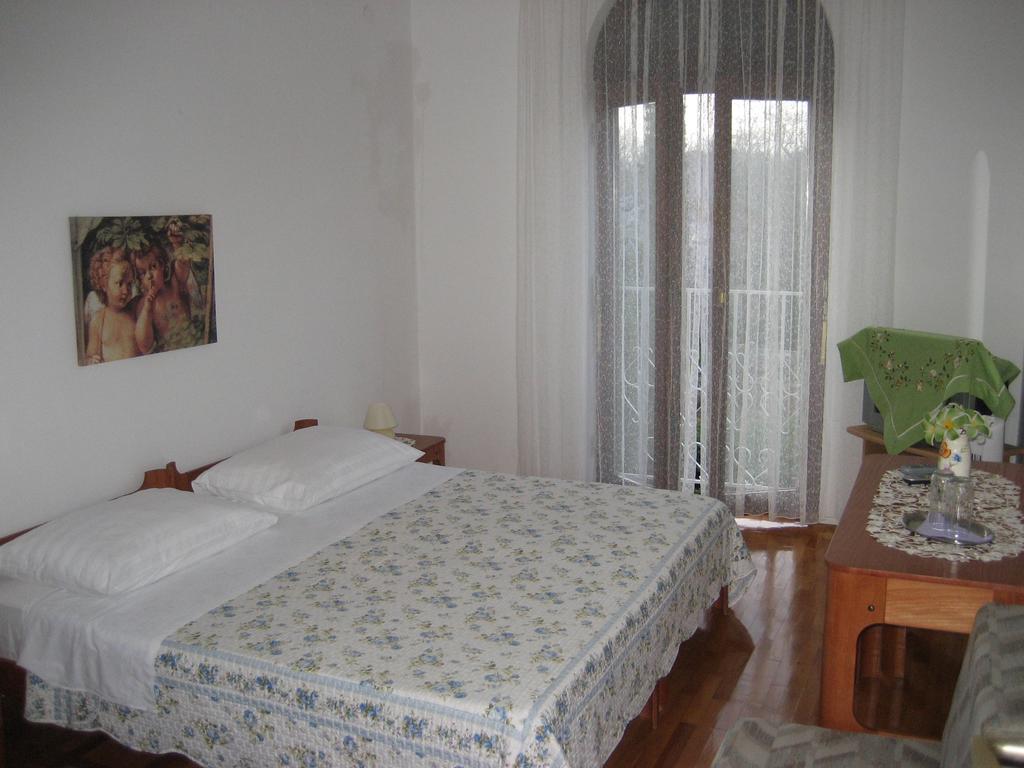 Vila Jadranka Apartments And Rooms Omišalj Dış mekan fotoğraf