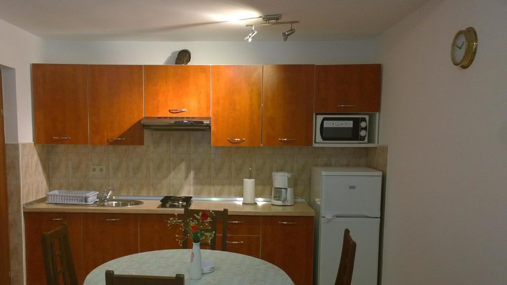 Vila Jadranka Apartments And Rooms Omišalj Oda fotoğraf