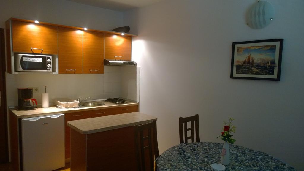 Vila Jadranka Apartments And Rooms Omišalj Oda fotoğraf